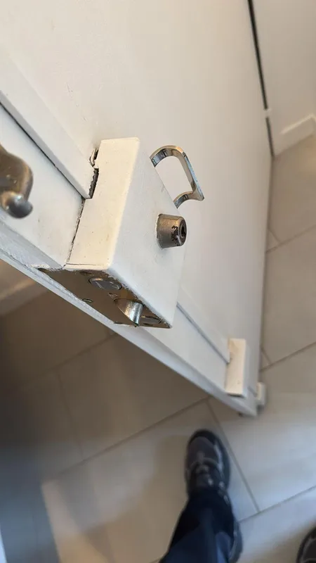 Gros plan sur pêne et cylindre d'une serrure en applique